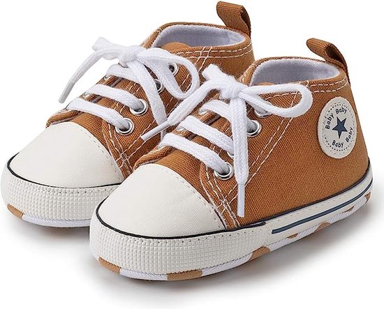 Bruine babysneakers met witte veters, witte neuzen en een 'baby' sterlogo op de zijkant.