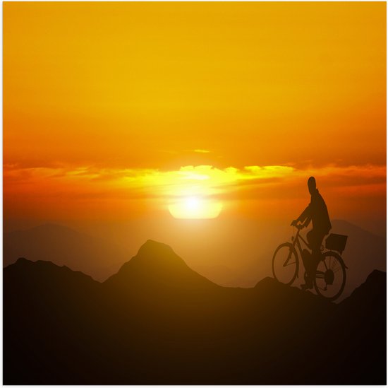 Poster (Mat) - Silhouet van Man Fietsend over Kronkelende Bergtoppen bij Felkleurige Zonsondergang - 50x50 cm Foto op Posterpapier met een Matte look