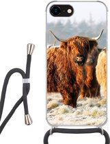 Hoesje met koord Geschikt voor iPhone 7 - Schotse Hooglanders - Sneeuw - Bos - Siliconen - Crossbody - Backcover met Koord - Telefoonhoesje met koord - Hoesje met touw