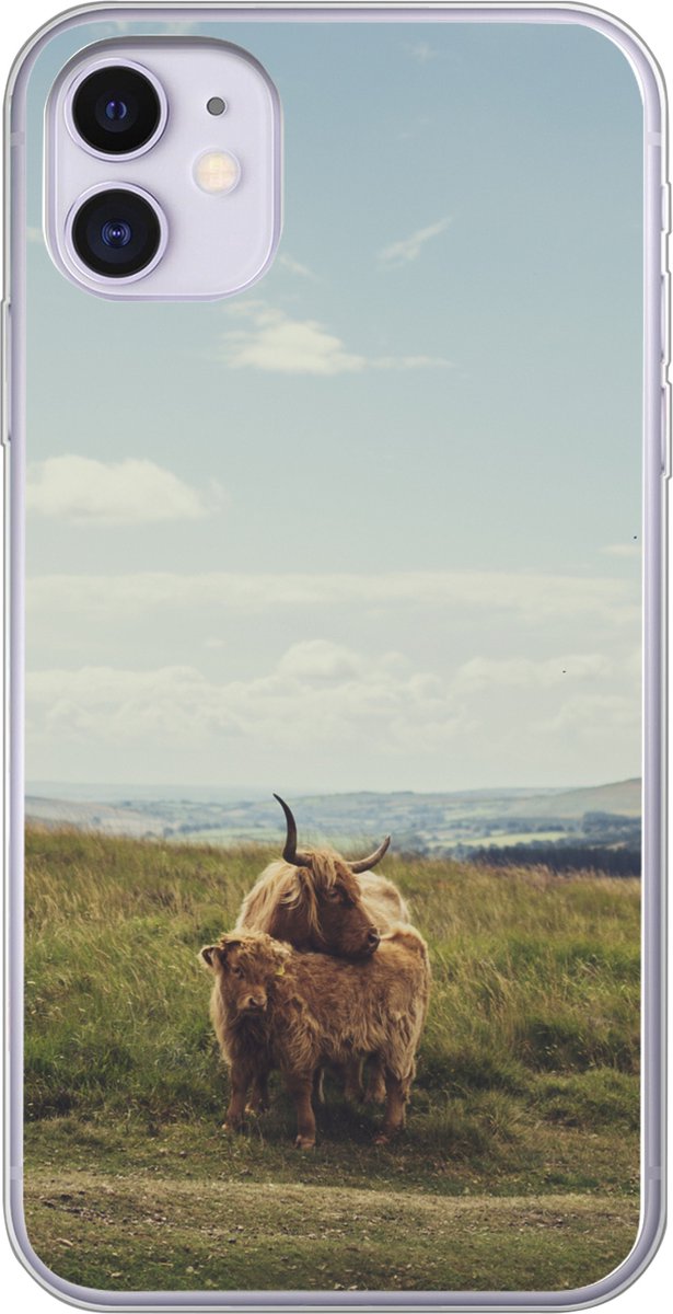 Telefoonhoesje Geschikt voor iPhone 11 hoesje - Schotse Hooglanders - Gras - Wolken - Dieren - Siliconen Telefoonhoesje Telefoonhoesje