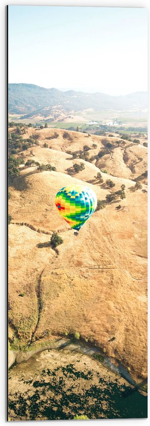 Dibond - Bergen - Luchtballon - Water - Bomen - 30x90 cm Foto op Aluminium (Met Ophangsysteem)