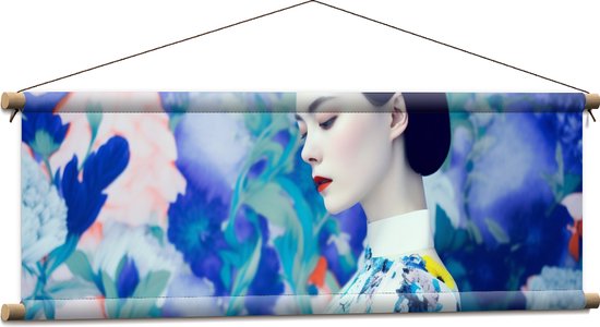 Textielposter - Charmante Vrouw in Bloemenjurk tegen Muur met Bloemen Patroon - 90x30 cm Foto op Textiel