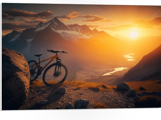 PVC Schuimplaat - Mountainbike Geparkeerd op Bergtop bij Zonsondergang - 75x50 cm Foto op PVC Schuimplaat (Met Ophangsysteem)