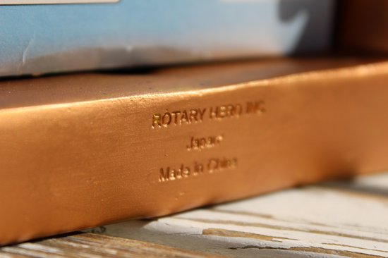Tekst op gouden product: ROTARY HERO INC, Japan, Made in China.