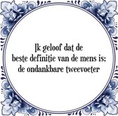 Tegeltje met Spreuk (Tegeltjeswijsheid): Ik geloof dat de beste definitie van de mens is; de ondankbare tweevoeter + Kado verpakking & Plakhanger