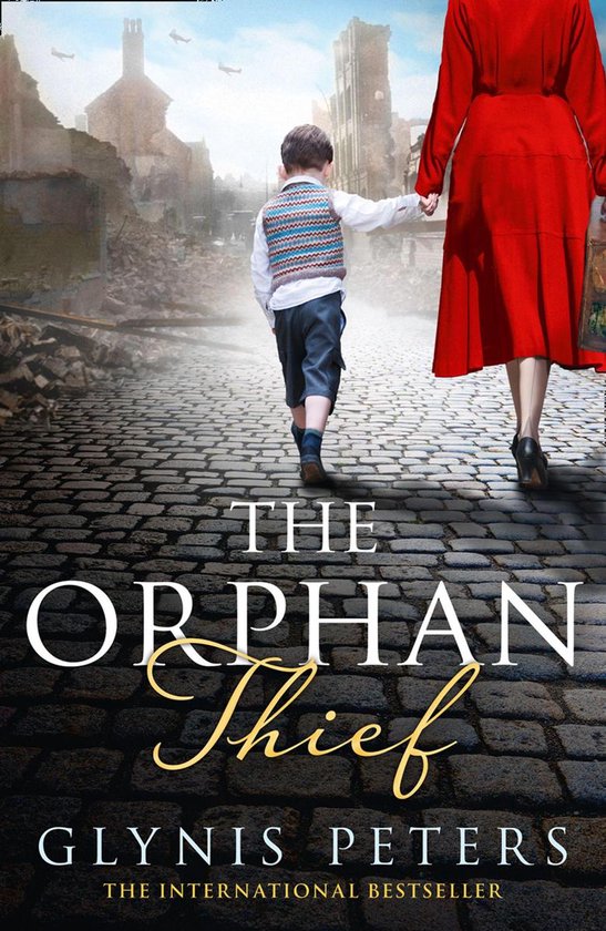 Een jongen in een vest en korte broek, hand in hand met een vrouw in een rode jurk, lopen over een geplaveide straat in een verwoeste stad met vliegtuigen in de lucht. Titel: The Orphan Thief.