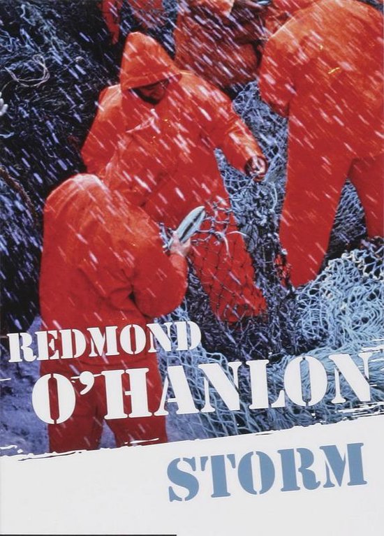 Boekomslag 'Storm' van Redmond O'Hanlon. Drie mannen in feloranje regenpakken met capuchons bij visnetten in de sneeuw.