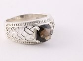 Opengewerkte zilveren ring met rookkwarts - maat 16.5