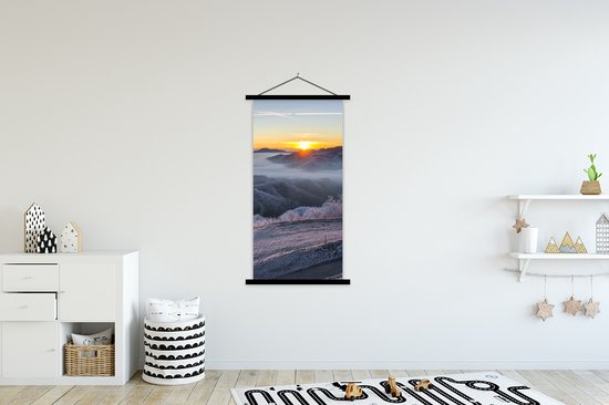 Porte-affiche avec affiche - Affiche scolaire - Hiver - Montagnes - Soleil - Soirée - 90x180 cm - Lattes noires