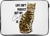 Laptophoes 14 inch - Katten - Spreuken - Quotes - Life isn't perfect but my cat is - Laptop sleeve - Binnenmaat 34x23,5 cm - Zwarte achterkant