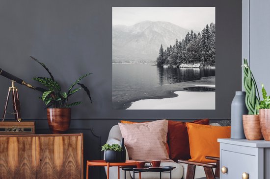 Muurstickers - Sticker Folie - Water - Winter - Natuur - Dennenboom - 100x100 cm - Plakfolie - Muurstickers Kinderkamer - Zelfklevend Behang XXL - Zelfklevend behangpapier - Stickerfolie