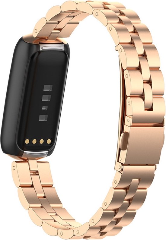 Rosegoudkleurige metalen schakelband om de achterkant van een Fitbit Luxe.