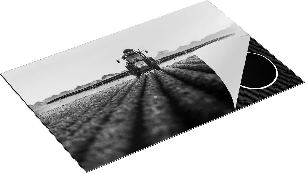 Chefcare Inductie Beschermer Rode Tractor op het Veld aan het Sproeien - Zwart Wit - 81,2x52 cm - Afdekplaat Inductie - Kookplaat Beschermer - Inductie Mat