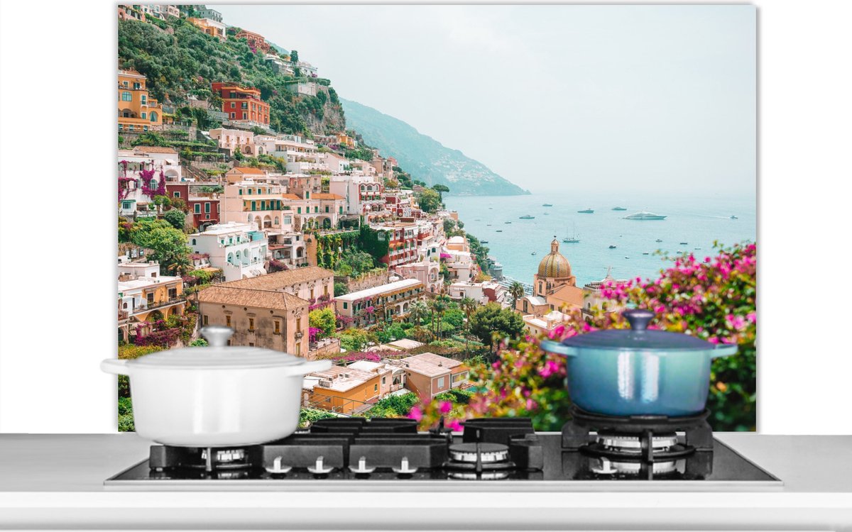 Spatscherm- Bloemen - Berg - Water - Dorp - Zee - Italië - Keuken decoratie - 100x65 cm - Muurbeschermer