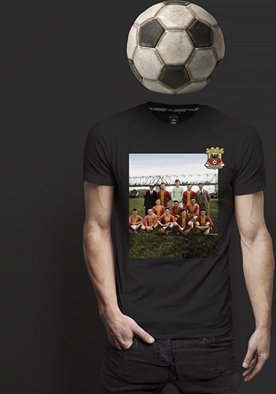 Zwart t-shirt met opdruk van een historisch voetbalteam in rood-gele tenues.
