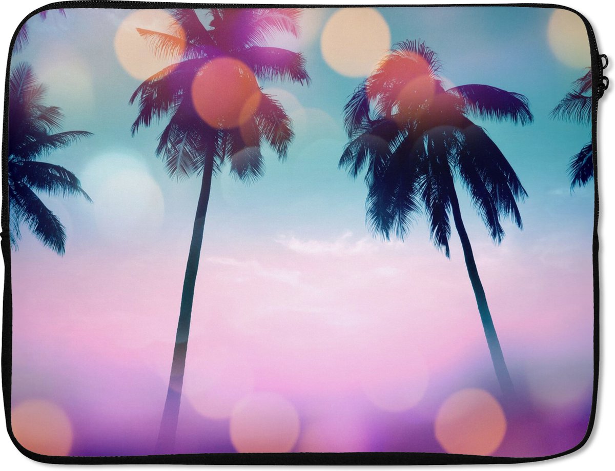 Laptophoes 17 inch - Zomer - Palmen - Lucht - Roze - Laptop sleeve - Binnenmaat 41x28 cm - Zwarte achterkant
