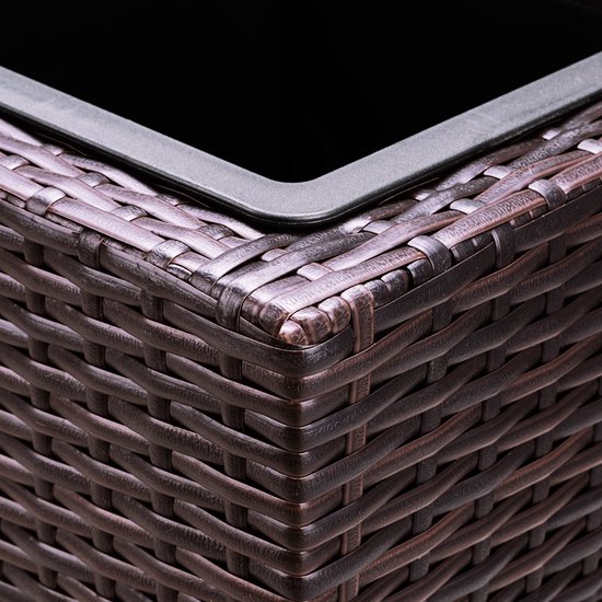 Detail van de hoek van de bruine plantenbak met wicker-look.