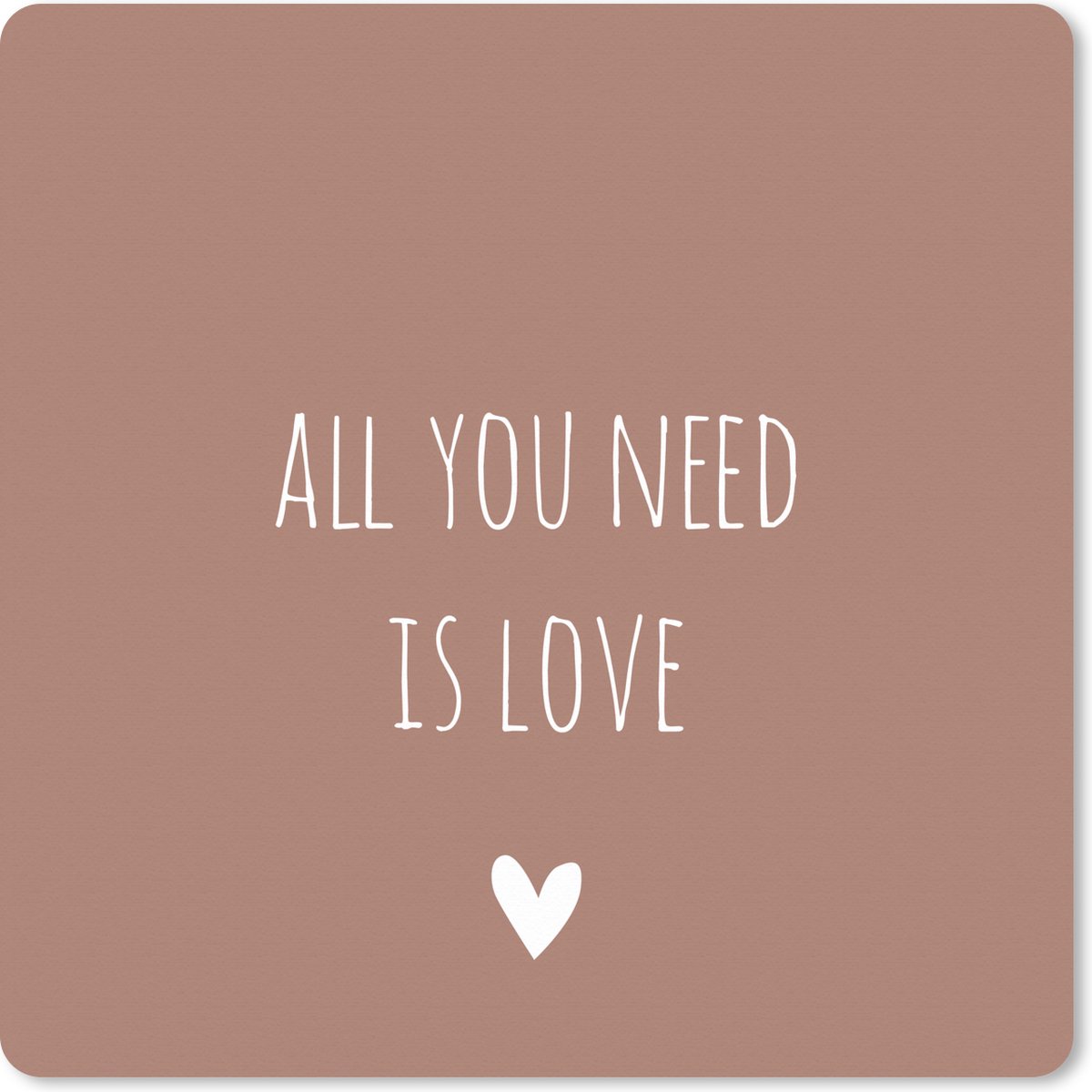 Muismat XXL 50x50 cm - Bureau onderlegger - Bureau mat Engelse quote "All you need is love" met een hartje tegen een bruine achtergrond - Bureaumat - Gaming mousepad xl - Bureaulegger groot - Computer deskmat