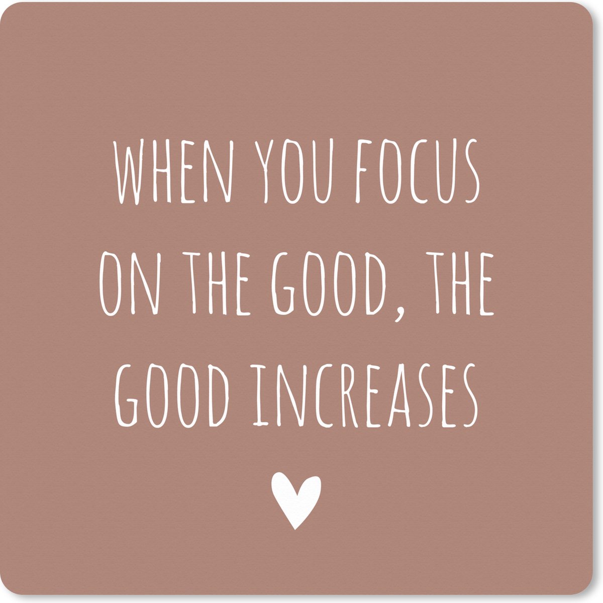 Muismat XXL 80x80 cm - Bureau onderlegger - Bureau mat Engelse quote "When you focus on the good, the good increases" tegen een bruine achtergrond - Bureaumat - Gaming mousepad xl - Bureaulegger groot - Computer deskmat