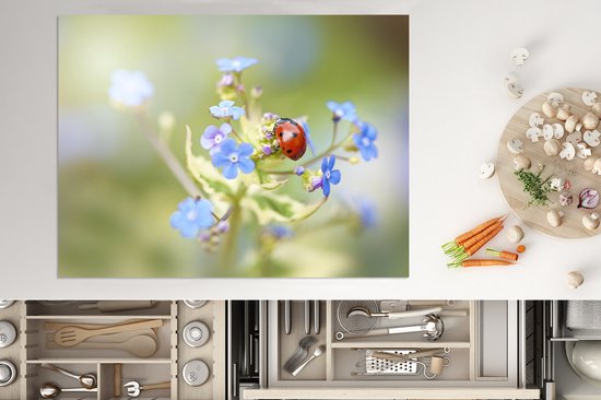 KitchenYeah® Inductie beschermer 70x52 cm - Lieveheersbeestje - Bloem - Lente - Kookplaataccessoires - Afdekplaat voor kookplaat - Inductiebeschermer - Inductiemat - Inductieplaat mat