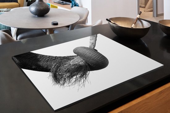 KitchenYeah® Inductie beschermer 76x51.5 cm - Close-up van de slurf een jonge olifant die zijn moeders staart vasthoudt - zwart wit - Kookplaataccessoires - Afdekplaat voor kookplaat - Inductiebeschermer - Inductiemat - Inductieplaat mat