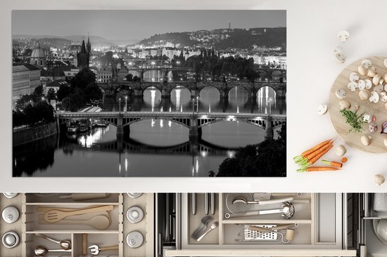 KitchenYeah® Inductie beschermer 90x52 cm - De bruggen in Praag bij een donkere lucht - zwart wit - Kookplaataccessoires - Afdekplaat voor kookplaat - Inductiebeschermer - Inductiemat - Inductieplaat mat