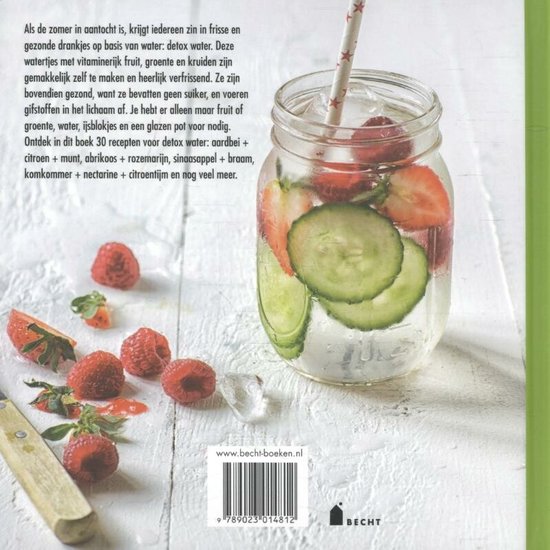 Achterkant van een boek over detox water. Een glazen pot gevuld met water, aardbeien, komkommer en citroen. Bessen en fruit ernaast.