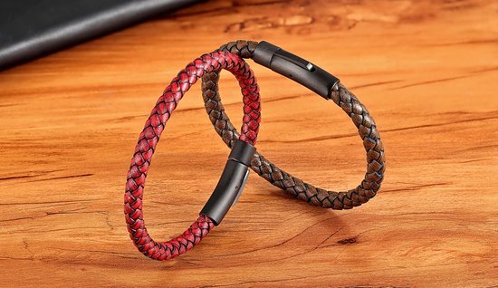 Twee gevlochten leren armbanden, rood en bruin, met matzwarte RVS kliksluitingen.