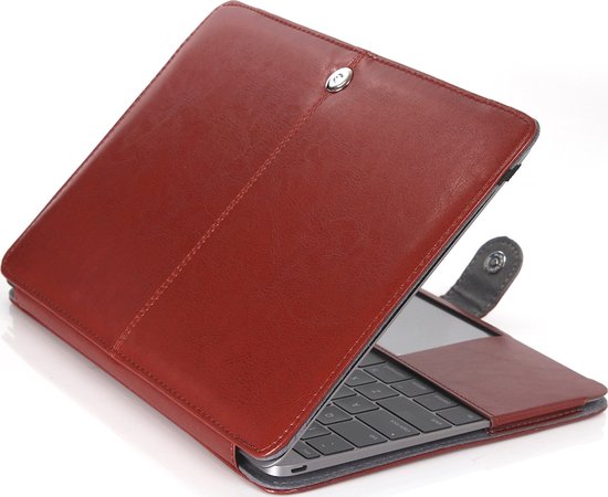 Étui MacBook en cuir marron, fermeture magnétique visible, avec MacBook à l'intérieur.