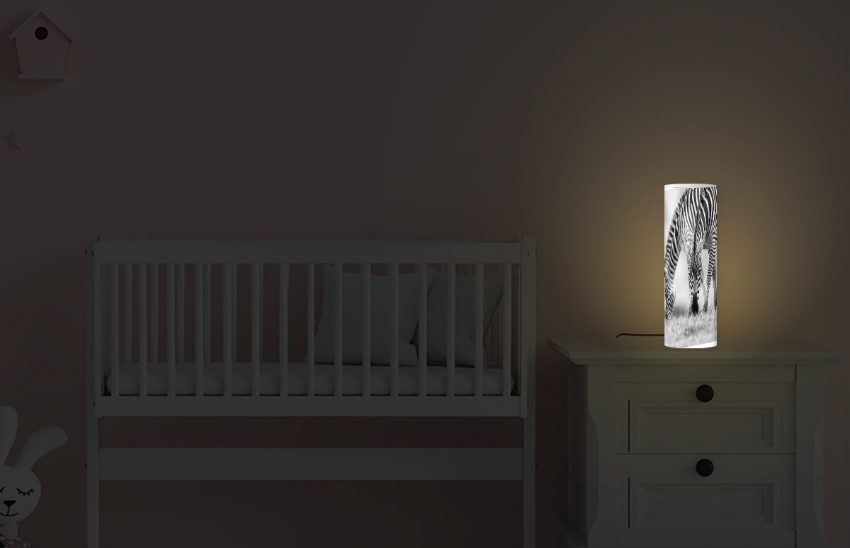 Lamp - Nachtlampje - Tafellamp slaapkamer - Grazende zebra's - 50 cm hoog - Ø15.9 cm - Inclusief LED lamp