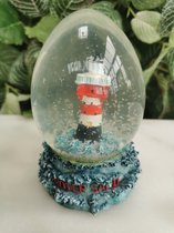Sneeuwbal met vuurtoren in de golven op bewerkte voet 11 cm hoog maritiem souvenir