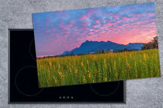 KitchenYeah® Inductie beschermer 89.6x51.6 cm - Bloemenveld voor een berg - Kookplaataccessoires - Afdekplaat voor kookplaat - Inductiebeschermer - Inductiemat - Inductieplaat mat