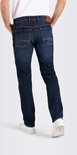 Donkerblauwe heren jeans in regular fit, van achteren gezien. Met opvallende oranje stiksels en bruin lederen label.