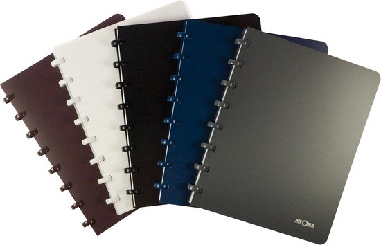 Vijf ATOMA schriften in het bruin, wit, zwart, donkerblauw en grijs met ringband.