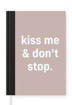 Notitieboek - Schrijfboek - Valentijn - Kiss me & don't stop - Quotes - Spreuken - Notitieboekje klein - A5 formaat - Schrijfblok