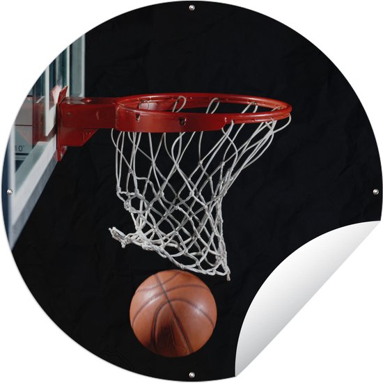Tuincirkel Een Basketbal door de basket op een zwarte achtergrond - 60x60 cm - Ronde Tuinposter - Buiten