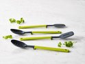Ensemble de quatre ustensiles de cuisine : deux cuillères perforées, une spatule et une cuillère, avec des manches verts et gris foncé.