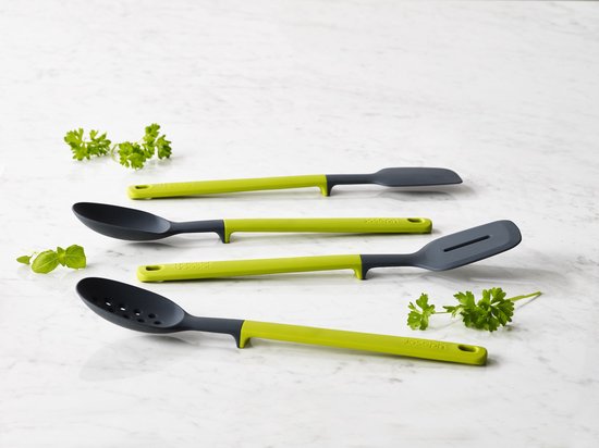 Ensemble de quatre ustensiles de cuisine : deux cuillères perforées, une spatule et une cuillère, avec des manches verts et gris foncé.