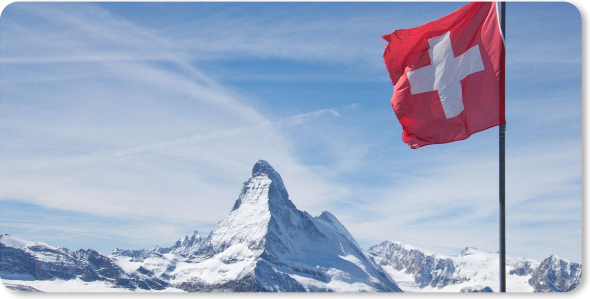 Muismat XXL 80x40 cm - Bureau onderlegger - Bureau mat Zwitserse Vlag bij Matterhorn in Zwitserland - Bureaumat - Gaming mousepad xl - Bureaulegger groot - Computer deskmat