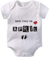 Hospitrix Baby Rompertje met Tekst Coming soon April | Korte Mouw | Cadeau voor Zwangerschap | Bekendmaking | Aankondiging | Aanstaande Moeder