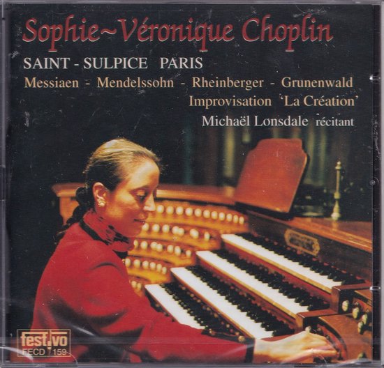 Sophie Véronique Chopin speelt op een orgel. Ze draagt een rode outfit.