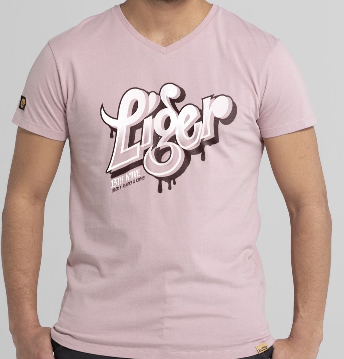 LIGER - Limited Edition van 360 stuks - Zender & Chaos - LIGER typografie - T-Shirt - Maat L