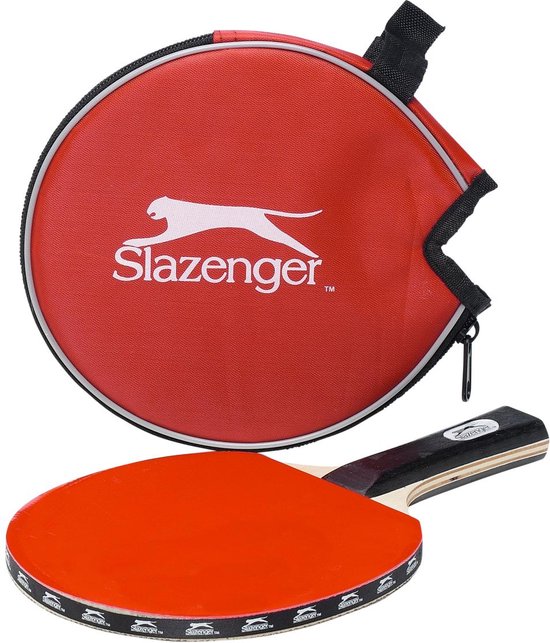 Rode Slazenger tafeltennisbat met oranje blad en zwarte grip. Het blad heeft een rand met kleine Slazenger logo's.