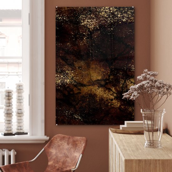Abstract glas-in-lood schilderij in bruin en zwart met gouden spikkels, hangend boven een kast.