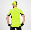 Man staat naar achteren, poseert met handen op heupen. Draagt fluorgeel fietsshirt met zwarte mouwen en zijkanten, zwarte fietsbroek en groene sokken.