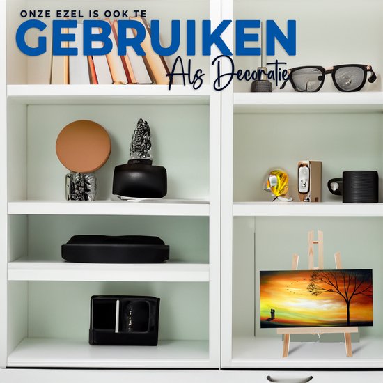 Houten tafelschildersezel met een schilderij van een boom en zonsondergang op een boekenplank.