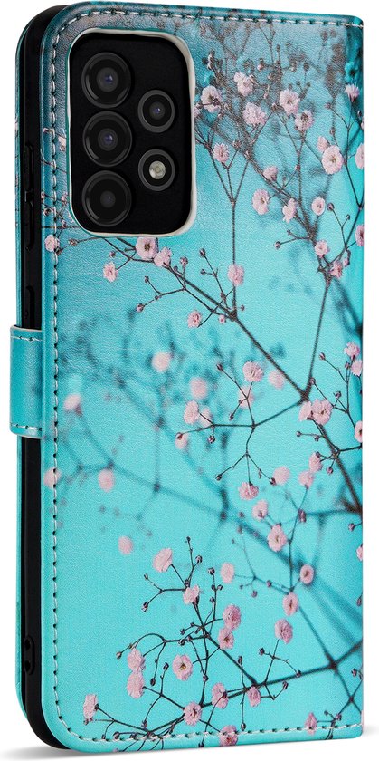 Étui portefeuille bleu clair avec branches et petites fleurs roses. Ouverture de la caméra visible.