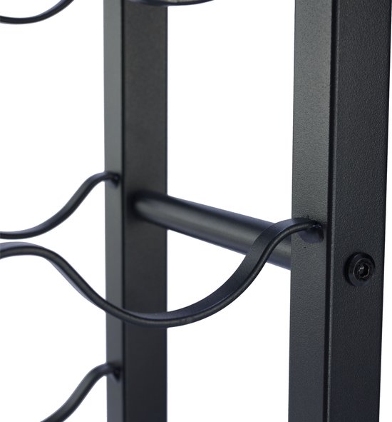 Detail van een zwart metalen wijnrek met golvende houders en schroefbevestiging.