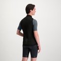Man draagt zwarte mouwloze windjack met reflecterende details op de rug.