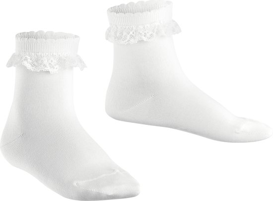 Twee witte enkelsokken met een kanten randje bovenaan.